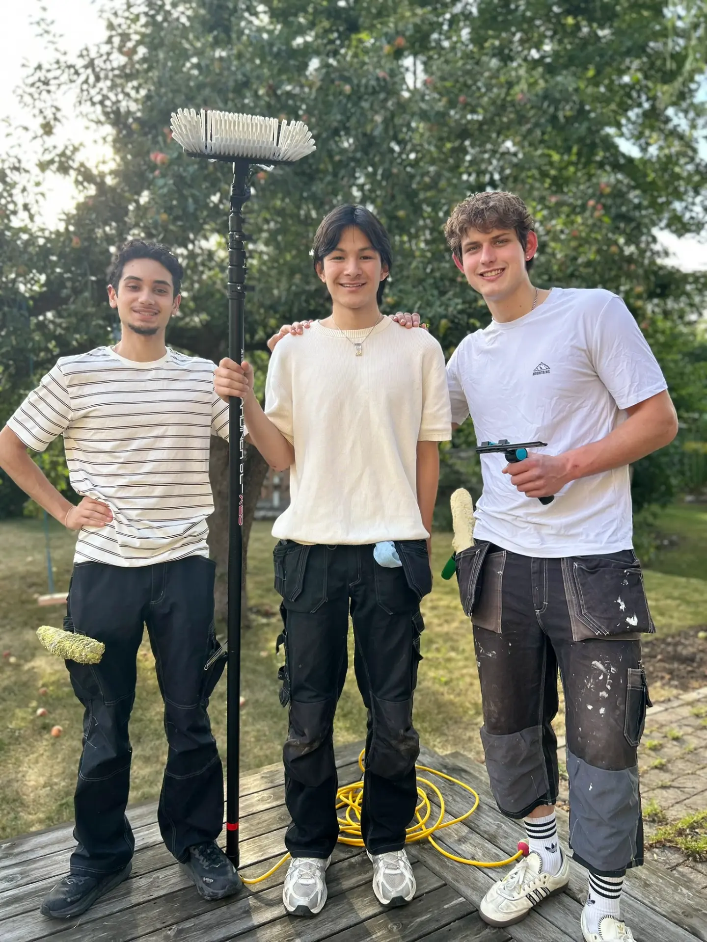 Grundarna Mattias Nakost, Oscar Roman och Henrijs Plavans med fönsterputsutrustning