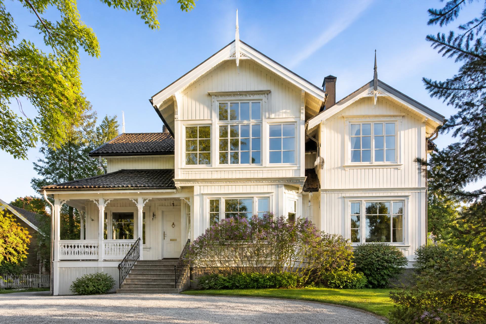Vit villa i Stockholm med nyputsade, skinande rena fönster